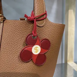 Charme de sac en cuir PU élégant pour femmes et filles Petit cintre de sac à fleurs mignon stocké