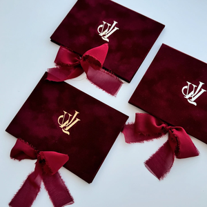 Porte-documents rigide personnalisé bordeaux en velours pour invitations de mariage, certificats cadeaux, cartes cadeaux VIP et bons de membre avec dorure à chaud - Product Image 5