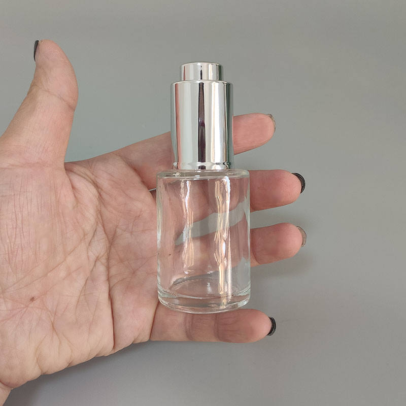 ขวดใสพร้อมด้านบนสีเงิน