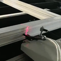Table d'assemblage motorisée automatique pour cadres de fenêtres UPVC/aluminium avec centrage par perçage à 3 trous et réglage rapide