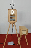 Photomaton en bois rétro abordable pour selfies et appareils photo reflex. Comprend un support d'imprimante et un écran tactile de 18.5 pouces.