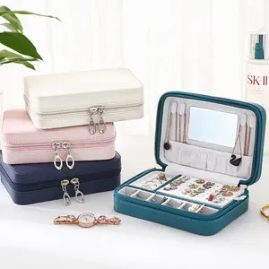 Joyero de viaje pequeño con logotipo personalizado para mujer, caja de almacenamiento de joyas de cuero PU con cierre de cremallera, organizador de joyas de viaje