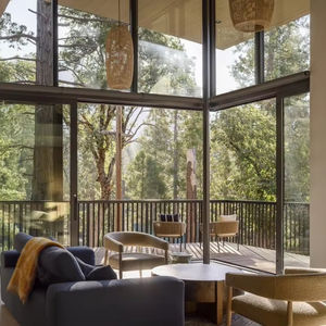 Villa Moderne de Luxe de Style Néo-Classique à Deux Étages avec Façade Courbe et Toit en Carreaux Noirs, Service de Rénovation et de Conception - Product Image 1