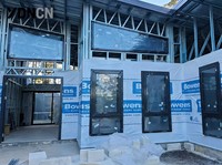 Fenêtre extérieure à battant moderne, résistante aux ouragans, insonorisée, à rupture de pont thermique, en alliage d'aluminium gris, écoénergétique, certifiée Energy Star