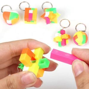 Mini-porte-clés en plastique en forme de casse-tête Kongming, jouets créatifs nostalgiques à assembler - Product Image 5