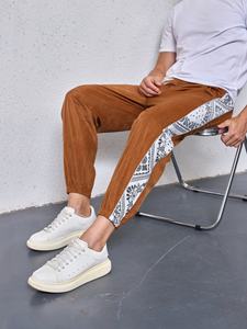 <span class=keywords><strong>Pantalones</strong></span> <span class=keywords><strong>de</strong></span> <span class=keywords><strong>hombre</strong></span> a la moda a precio <span class=keywords><strong>de</strong></span> fábrica, <span class=keywords><strong>pantalones</strong></span> <span class=keywords><strong>de</strong></span> chándal <span class=keywords><strong>con</strong></span> <span class=keywords><strong>tiras</strong></span> reflectantes y estampado <span class=keywords><strong>de</strong></span> Paisley para uso diario - Product Image 3