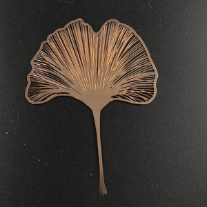 Marque-page en métal plaqué or rose personnalisé en usine, motif feuille de Ginkgo ajouré, commande en gros pour cadeaux de mariage et de remise de diplôme - Product Image 2