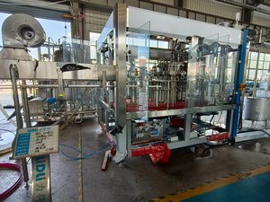 Dây chuyền sản xuất nước giải khát có ga tự động hiệu quả, bao gồm máy trộn siro CO2, máy chiết rót và đóng nắp cho đồ uống - Product Image 4