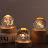 6cm Moderne LED Chaud Veilleuse Verre Planète 3D Cristal Système Solaire Globe Univers Base En Bois Gravé Au Laser Chambre D'anniversaire
