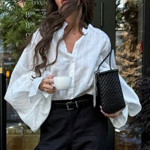 Blusa Elegante con Mangas Abullonadas y Logotipo Personalizado, Corte Holgado, Cierre de Botones, Color Blanco para Mujer, Gran Venta - Product Image 1