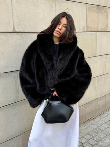 Giacche Calde e Cappotti da <span class=keywords><strong>Donna</strong></span> 2026 <span class=keywords><strong>Pelliccia</strong></span> Sintetica <span class=keywords><strong>Cappotto</strong></span> Corto Invernale da <span class=keywords><strong>Donna</strong></span> Giacca alla Moda Prezzo di Fabbrica Shenzhen Lily Cheng - Product Image 4