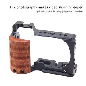 Jaula Metálica KAMPHO con Mango de Madera para Cámara <span class=keywords><strong>Sony</strong></span> <span class=keywords><strong>ZV</strong></span> <span class=keywords><strong>E10</strong></span> ZVE10 con Placa de Liberación Rápida, Orificios Roscados de 1/4'' y 3/8'' y Zapata Fría - Product Image 5
