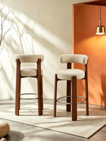 Tabouret de bar commercial de luxe rembourré avec dossier, style minimaliste moderne, pour îlot de cuisine extérieur ou comptoir de salle à manger d'hôtel