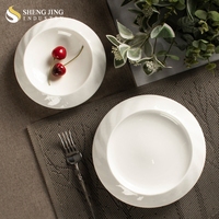 Assiette d'apéritif en céramique blanche au design unique Service de vaisselle pour restaurant en porcelaine Desserts Pâtisseries Assiettes de luxe Vajilla