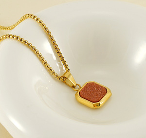 Collar con colgante de turquesa de aceite de acero inoxidable chapado en oro de 18 quilates Vintage MW, diseño cuadrado geométrico de moda para mujeres y hombres para regalo - Product Image 4