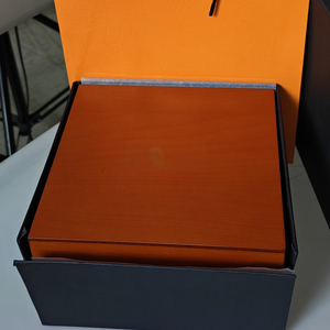 Caja para Relojes Serie Lumin de MDF con Revestimiento de Papel, Inserto Extraíble Pintado con Spray, con Bolsa de Papel - Product Image 2