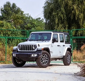 Vehículo Usado a Gasolina en Venta, Jeep <span class=keywords><strong>Wrangler</strong></span> 2024 2.0T <span class=keywords><strong>Sahara</strong></span> 4 Puertas, Volante a la Izquierda, 4x4, Especificaciones Estadounidenses, Todoterreno - Product Image 2