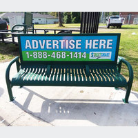 Banc publicitaire en acier pour extérieur avec accoudoirs, idéal pour la publicité urbaine. Banc d'extérieur en métal à 3 places avec dossier
