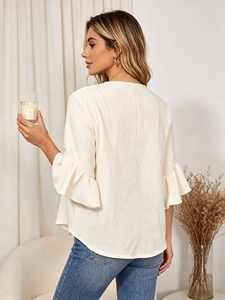 Chemisier ample et tendance pour femme grande taille, col Henley en V, trois boutons, manches évasées à volants, idéal pour le quotidien et les vacances - Product Image 3