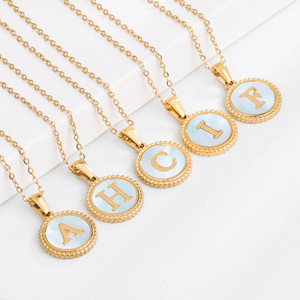 Collar de Acero Inoxidable Chapado en Oro con Letra Redonda, Joyería de Acero Inoxidable, Disponible - Product Image 1