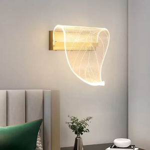 Lámpara de pared moderna de hoja de metal de lujo transparente simple OEM con batería LED para dormitorio sala de estar galería gabinete uso - Product Image 1