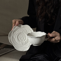 Service de vaisselle en céramique blanc pur à motif de pétales de rose en relief, comprenant tasses, soucoupes, assiettes et bols de forme irrégulière, pour la maison, les cafés et les fêtes