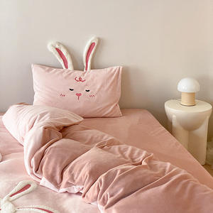 ชุดเครื่องนอนผ้าฟลีซนมสี่ชิ้น ดูโอ ซี อ้าย เม่ย เหมียน คัง สำหรับฤดูหนาว ผ้าห่มนวมลายกระต่ายการ์ตูน - Product Image 2