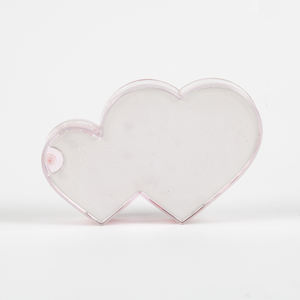 Marco DE FOTOS brillante flotante líquido en forma de corazón dos lentejuelas pequeñas rojas románticas personalizadas al por mayor para el Día de San Valentín - Product Image 4