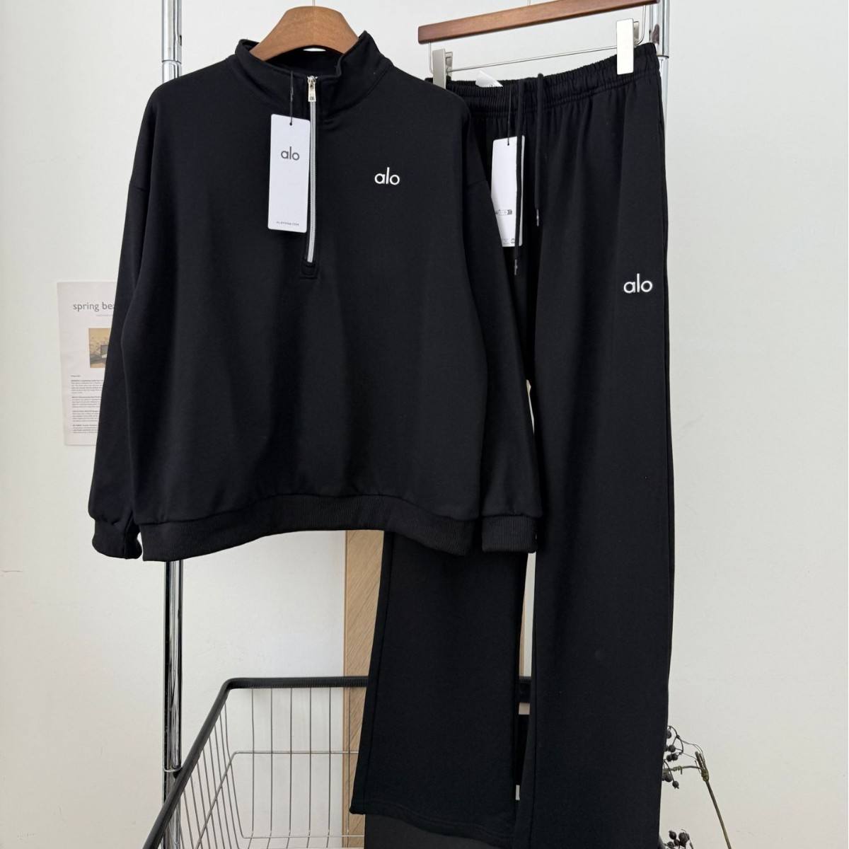 Ensemble de survêtement noir avec demi-zip.