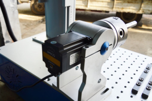 31% de réduction 2025 – Meilleur prix et qualité – Machine de marquage laser à fibre de bureau avec axe rotatif 20W 30W 50W 100W - Product Image 4