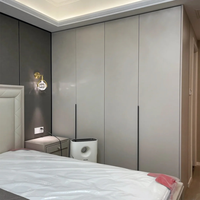 Armoire avec tiroirs, style minimaliste, luxe, MDF gris, chambre principale, rotin, sauge naturel