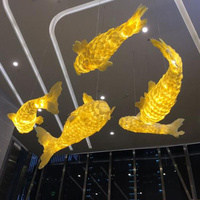 Luminaire suspendu moderne au design artistique unique en forme de poisson, idéal pour les projets d'art et la décoration.