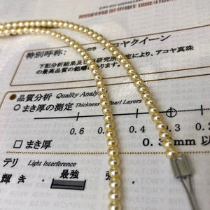 Collier de perles naturelles rondes de 3-4 mm, qualité reine, avec boîte cadeau – Produit du fabricant original, vente en gros - Product Image 3