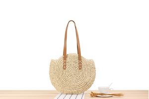 Vente en gros de nouveaux sacs fourre-tout ronds à bandoulière en rotin à la mode et sacs de paille frais pour femmes avec fermeture à glissière durables - Product Image 2