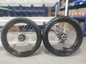 Jeu de roues Talaria Mx5 Supermoto, roues Talaria Mx5 de 17 pouces avec pneus route - Product Image 1
