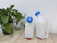 Équipement d'alimentation en lait mangeoires pour animaux en plastique mouton agneau cochon veau bouteille de lait avec mamelon pour l'agriculture