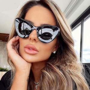 Nouvelles lunettes de soleil tendance 2022 pour femmes, style vintage, monture noire léopard, grandes lunettes de soleil œil de chat surdimensionnées - Product Image 2