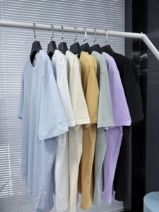 Camiseta Ligera de Algodón 100% para Hombre, 180 g/m², Lisa, Teñida, Corte Regular, Cuello Redondo, Ecológica, con Impresión de Logotipo - Product Image 2