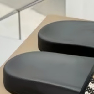 Pantuflas de lujo para mujer al por mayor a bajo precio, pantuflas a cuadros para el hogar, suela suave, diseño cómodo y antideslizante para uso en interiores - Product Image 3