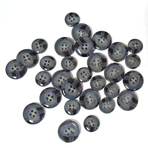 Bottoni in Urea a Quattro Fori di Alta Qualità, Lussuosi e alla Moda con Logo Personalizzato per Abbigliamento e Cappotti - Product Image 4