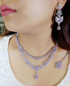 Joyería de diamantes americanos con pendientes Maang Tikka Ropa de fiesta de Boda nupcial India para compromiso hecha de latón - Product Image 4