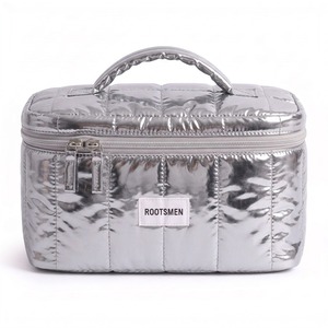 Estuche de Maquillaje Metálico Plateado Brillante, Bolsa de Maquillaje Grande de Nailon Acolchado con Asa de Transporte, Cierre de Cremallera, Logotipo Personalizado OEM, para Viajes y Fiestas - Product Image 3