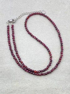 Collar de cuentas de granate rodolita, joyería delicada con piedras preciosas, cuentas microfacetadas, collar de cristal, joyería minimalista, piedras preciosas diminutas - Product Image 3