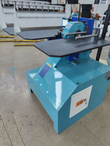 Machine à barres rondes à courbes tridimensionnelles Matériau <span class=keywords><strong>de</strong></span> pliage en forme <span class=keywords><strong>de</strong></span> <span class=keywords><strong>bois</strong></span> massif Tournant l'équipement <span class=keywords><strong>de</strong></span> cercle extérieur pour les meubles - Product Image 4