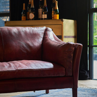 Traditionelles Luxus-Sofa Hochwertiges Braunes Echtleder Chesterfield-Sofa Wohnzimmermöbel im Wabi-Sabi-Stil