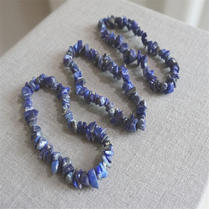 Bracelet de Noël éco-responsable fait main en perles de pierres précieuses d'agate naturelle de haute qualité, élastique, stimulant la confiance en soi - Product Image 1