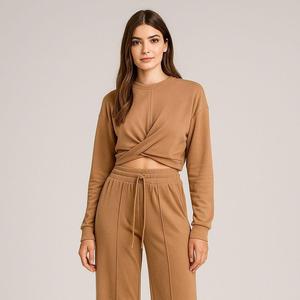 Set coordinato con top sportivo a maniche lunghe con design incrociato e pantaloni a gamba larga con coulisse. - Product Image 2