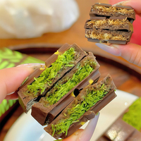 Venta al por mayor de estilo de Dubái con sabor a chocolate patrón de granos piezas y barras de forma sólida Venta caliente dulces galletas nueces aperitivos