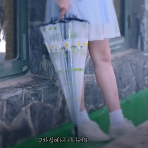 <span class=keywords><strong>Parapluie</strong></span> droit <span class=keywords><strong>pas</strong></span> <span class=keywords><strong>cher</strong></span> pour femmes avec fleur transparente imprimée Logo personnalisé poignée ABS transparente matériau POE pour les jours de pluie - Product Image 4