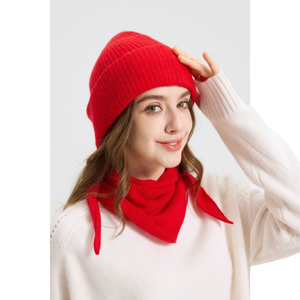 Bonnet en tricot côtelé rouge pour femme, couvre-chef chaud décontracté pour l'hiver - Product Image 1